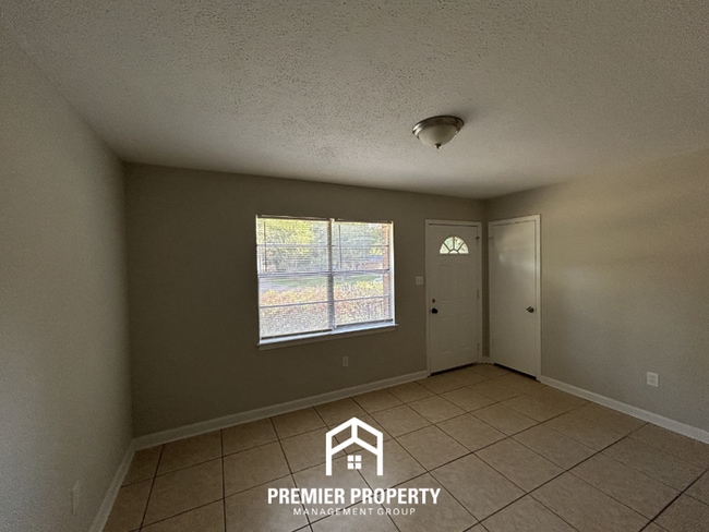 Building Photo - Unique 4BR/2BA Southaven Home | Hardwood Vaulted Sunroom & Fenced Yard