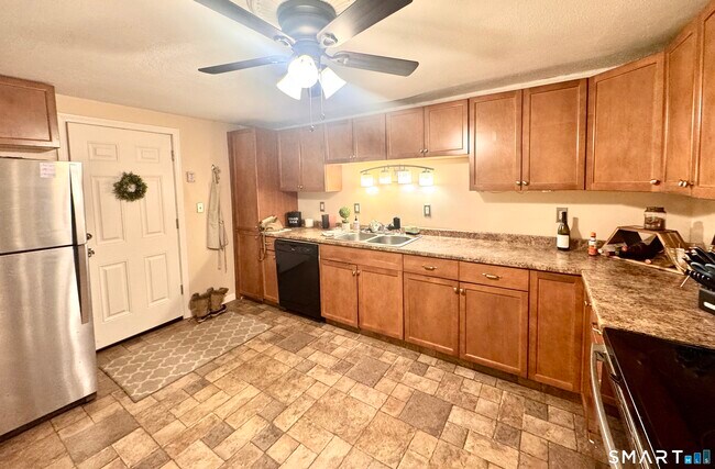 Foto del edificio - 110 Lake Rd