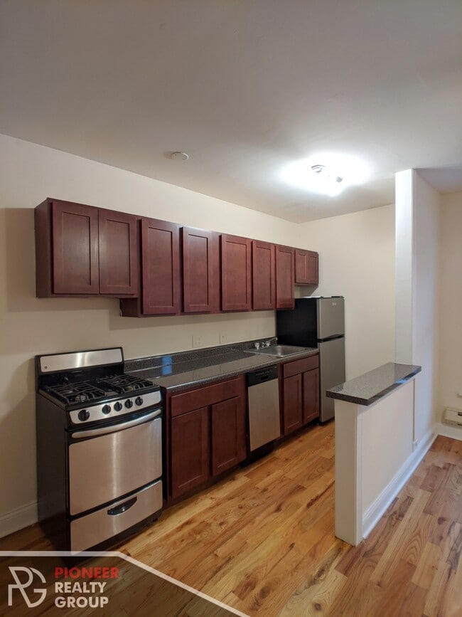 Building Photo - 813 W Cornelia Ave