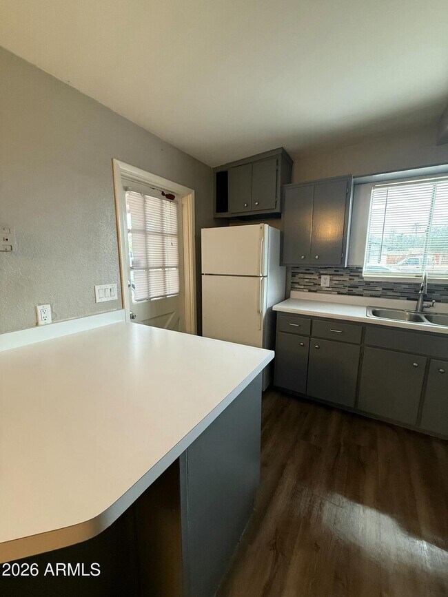 Foto del edificio - 102 E Ivy St