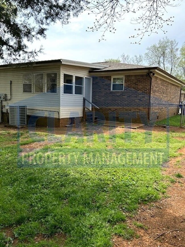Building Photo - Two bedroom townhome with fenced in backyard!