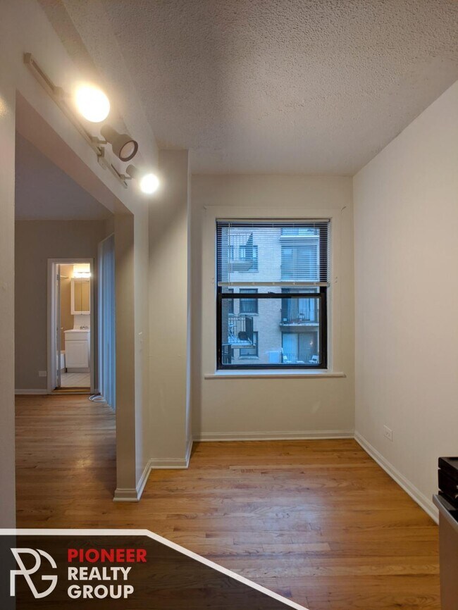 Building Photo - 1 bedroom in Chicago IL 60613