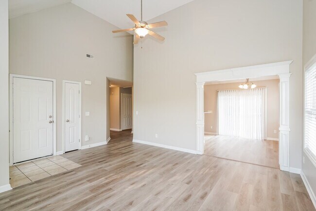 Building Photo - 723 Wildwood Dr