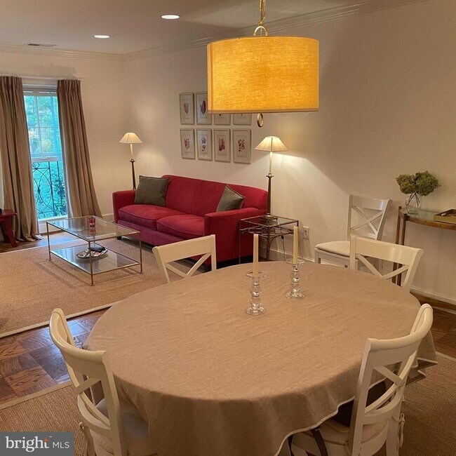 Foto del edificio - Wesley Heights Beautiful Fully Furnished 2 Bed, Two and a Half Bath