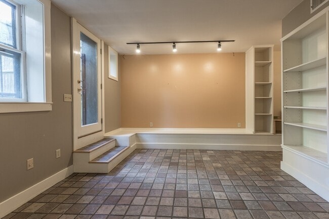 Building Photo - 73 Chandler St