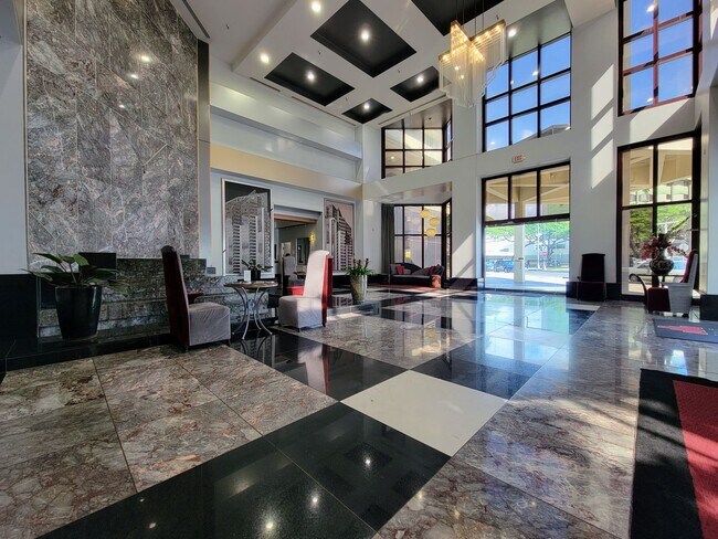 Foto del edificio - Enjoy spectacular ocean, mountain and city views from this bright 2 bedroom, 2 bath, high floor c...