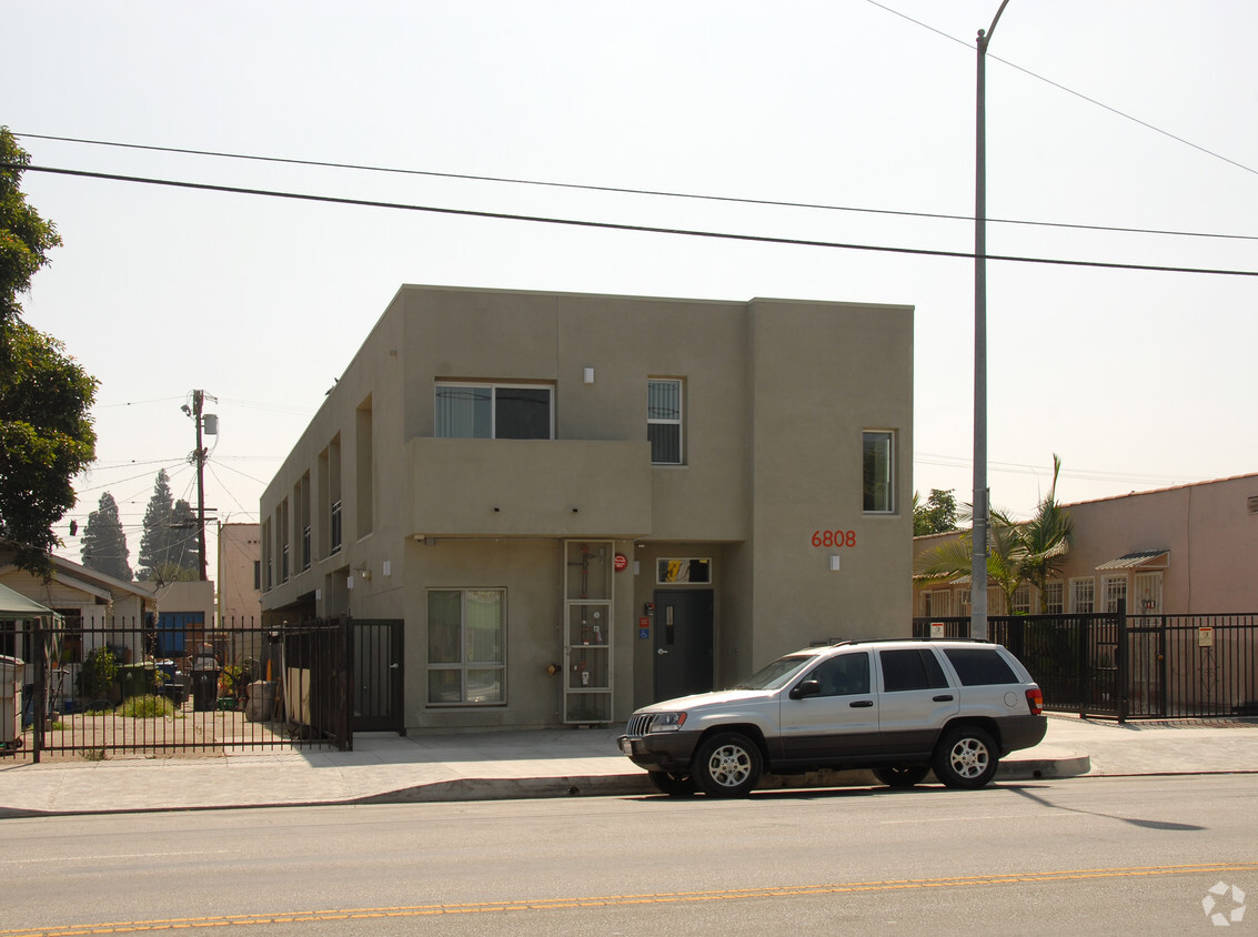 Building Photo - 6808 S Hoover St