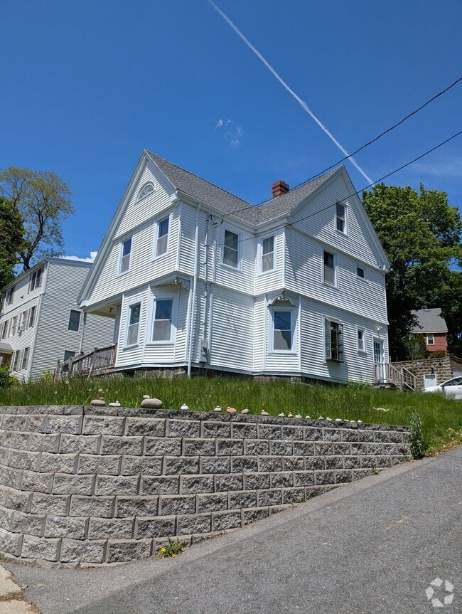 Building Photo - 27 Pleasant St