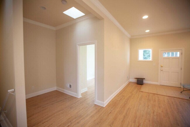 Foto del edificio - House for rent, Updated 4BR+2 extra BR/Den/Offices/Family Rooms & 3BA in Ingleside!