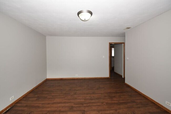 Foto del edificio - Mishawaka 3 bedroom ranch with large family room and fenced yard