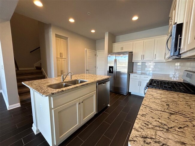 Foto del edificio - 13800 Lyndhurst St