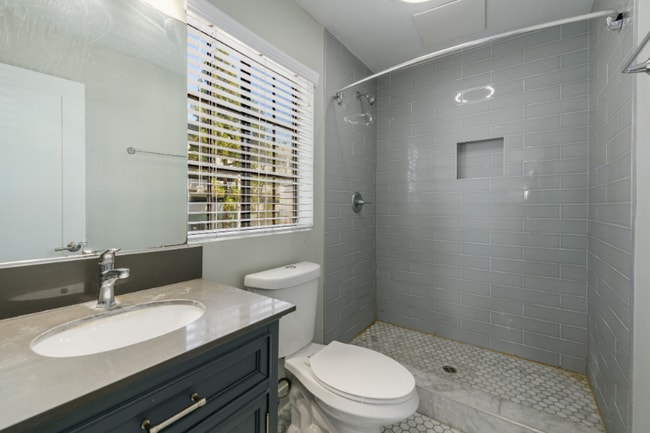 Building Photo - 1535 N Kenmore Ave