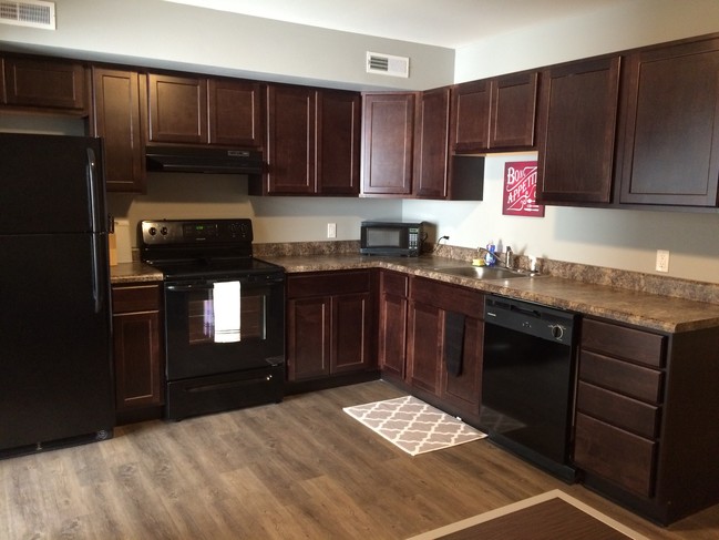 Kitchen with full size appliances! - 350 E Madison St