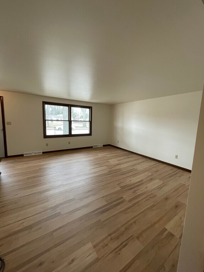 Amplia sala de estar con suelo de fácil mantenimiento. - 1407 Wiesner St
