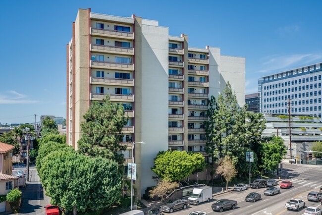 Building Photo - 321 S San Vicente Blvd