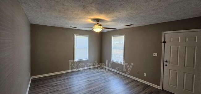 Building Photo - 839 Friendship Rd