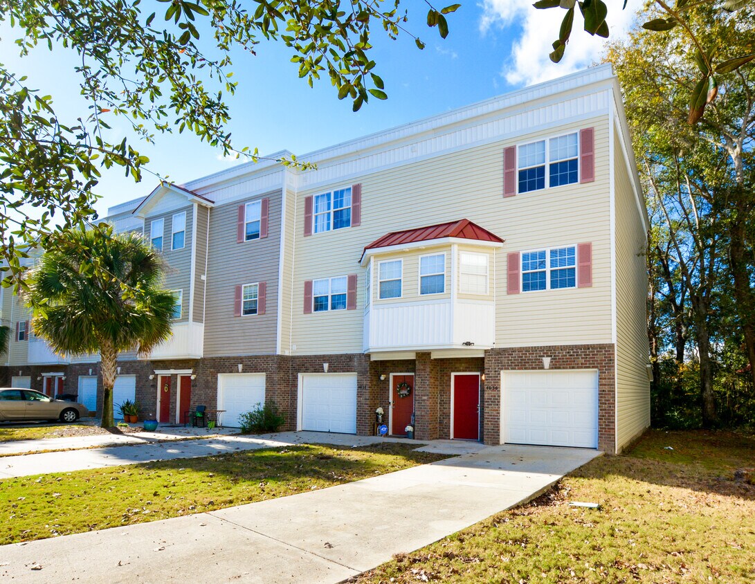 Primary Photo - 4636 N Palm View Cir