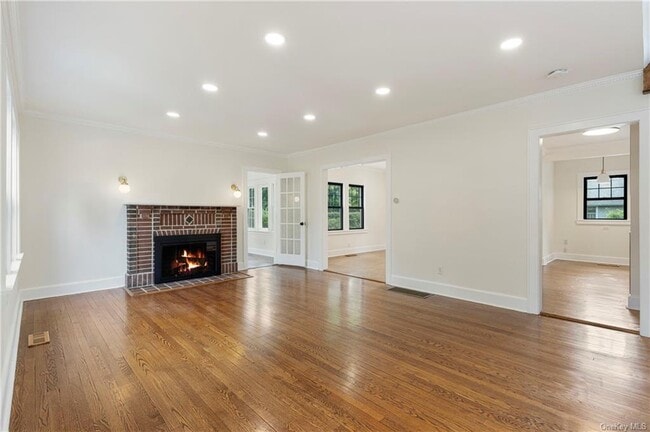 Building Photo - 727 Pelhamdale Ave
