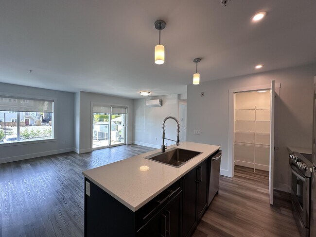 Photo du bâtiment - 210 First Ave W