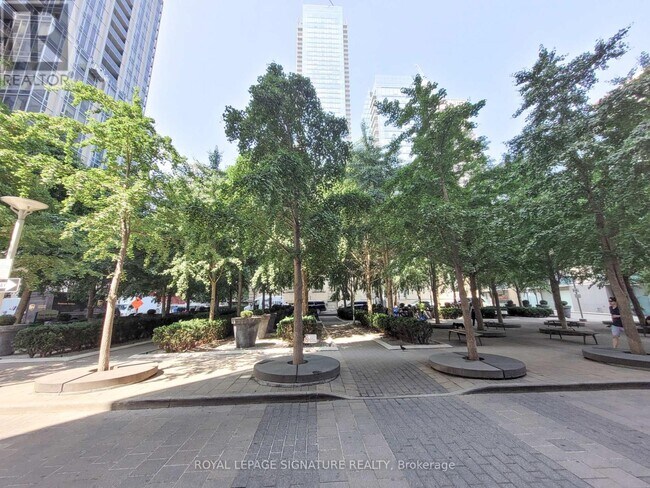 Building Photo - 18-2218 Yorkville Ave