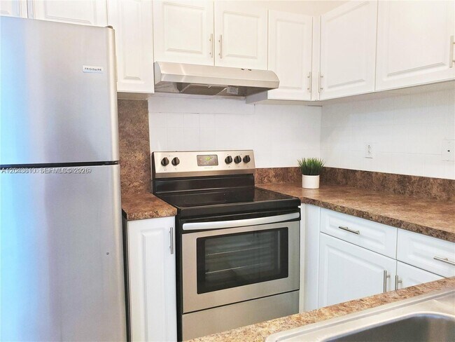 Building Photo - 15659 SW 73rd Cir Terrace