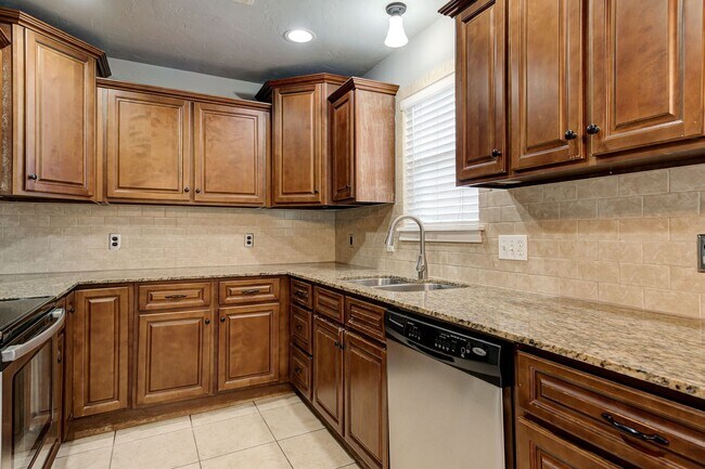 Foto del edificio - Move in Special !! $250 Off your First Full Month Rent! Beautiful Large 4BD/2BTH Home Near Tinker...