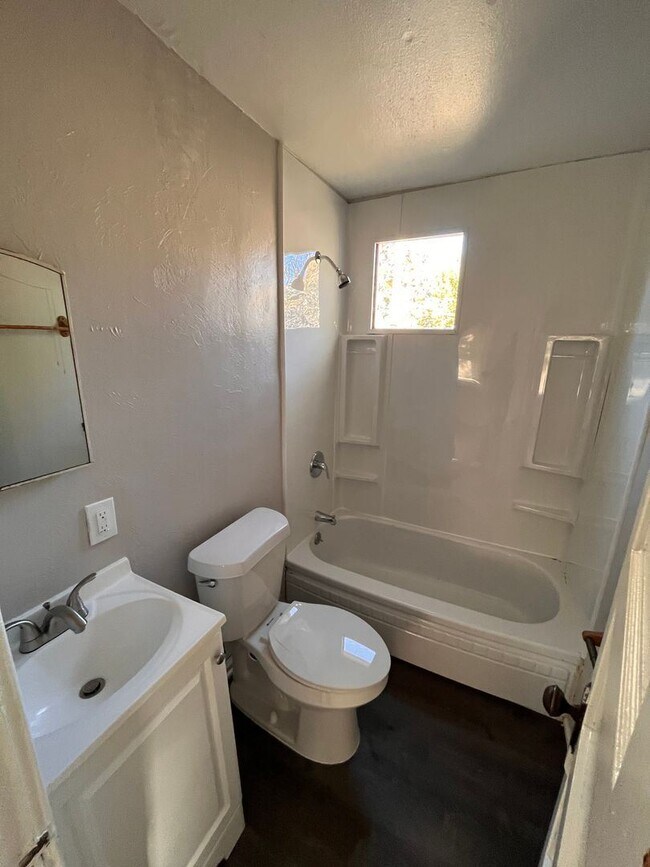 Foto del edificio - Studio, 1 bath House - 107 S. Lea Ave.  Ca...