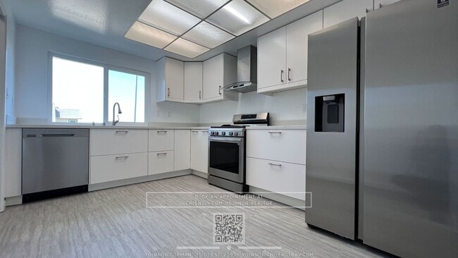 Building Photo - Beautifully 3BR Townhome with Huge Loft St...