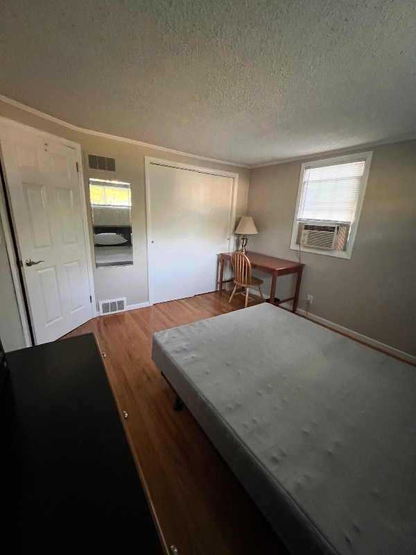 Building Photo - 240 Greenaway Dr