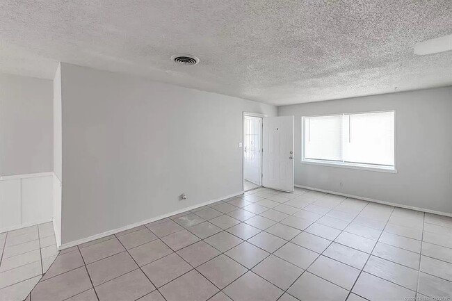 Building Photo - 1114 E 64th St