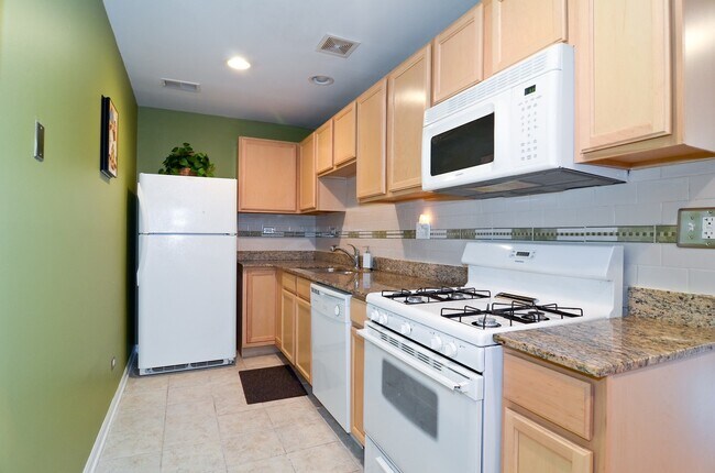 Building Photo - 5953 N Kenmore Ave
