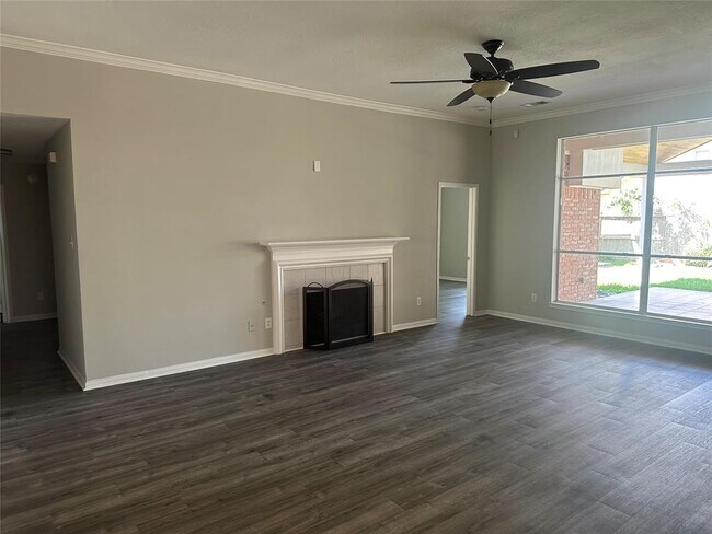 Foto del edificio - 806 Legend Spring Dr