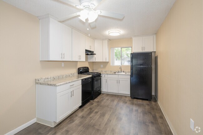 2 habitaciones, 1 baño - 12,150 pies cuadrados - Cocina - Country Club Gardens