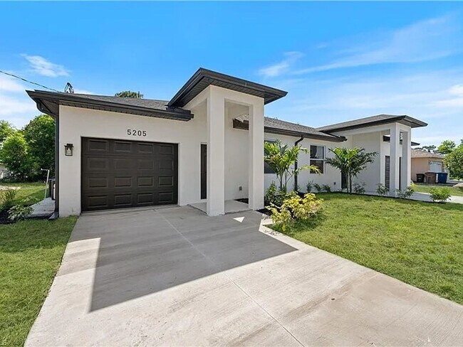 Foto del edificio - Charming 3BR House in Lehigh Acres