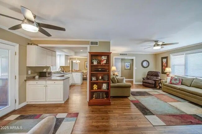 Building Photo - 2704 S Terrace Rd