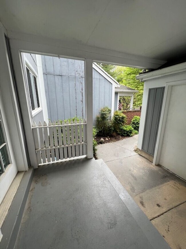Foto del edificio - CHARMING TOWNHOME LOCATED IN HIGHLAND HALL...