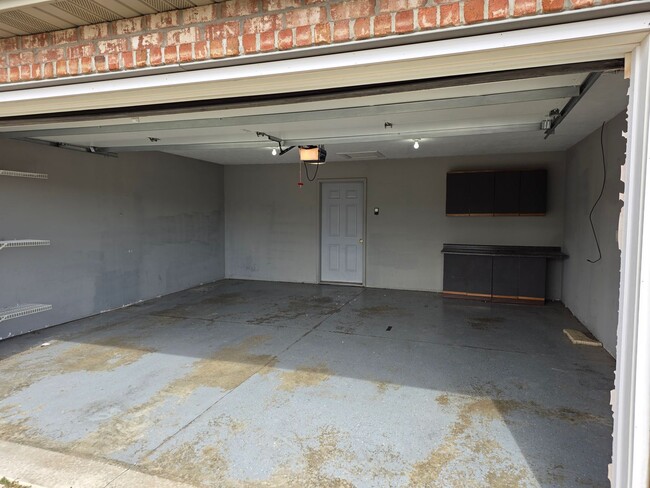 Building Photo - 2 Bed 2 Bath Chatham 1600.00