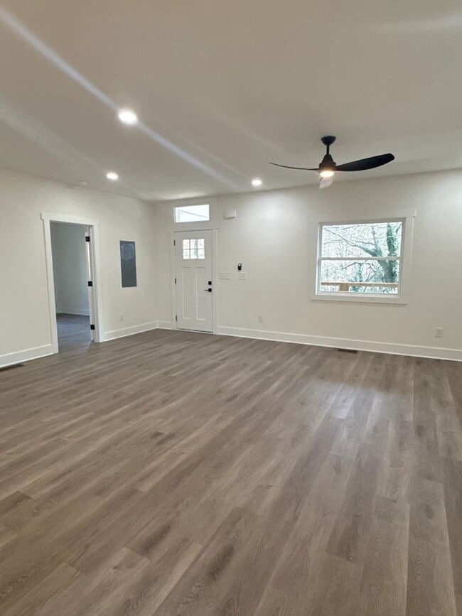 Building Photo - Modern 5BR/2.5BA Home with Spacious Layout