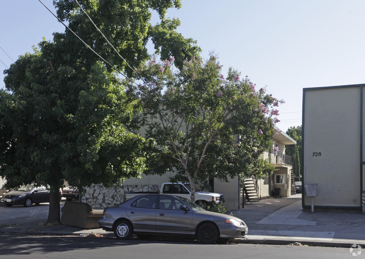 Building Photo - 726 S 10th St