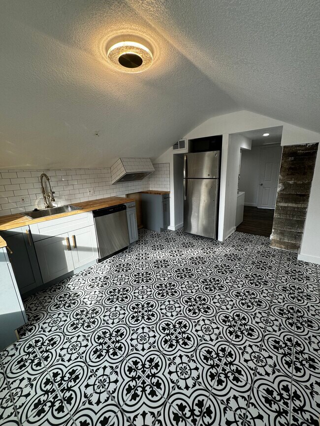 Foto del edificio - 682 13th Ave NW