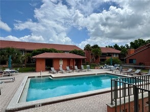 Building Photo - 124 Cypress Way E