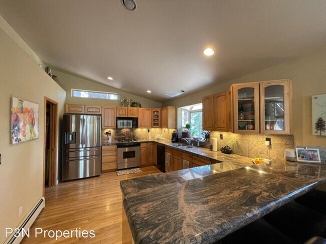 Building Photo - 4 br, 3.5 bath House - 697 Carson Court