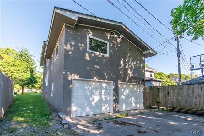 Building Photo - 216 Park Dr W