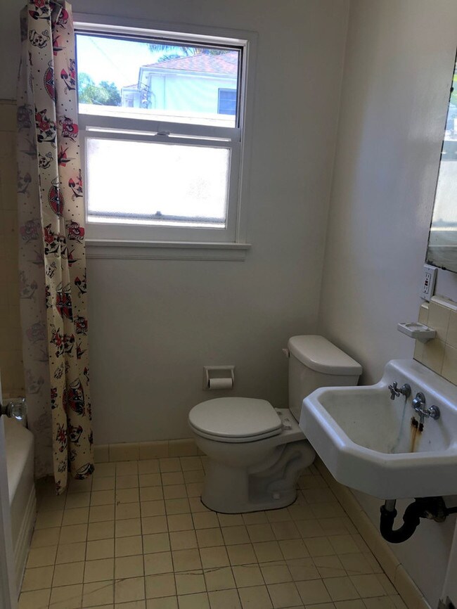 Building Photo - CUTE Los Feliz Studio! *ONE MONTH FREE*