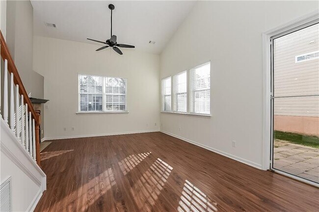 Building Photo - 665 W Oaks Dr