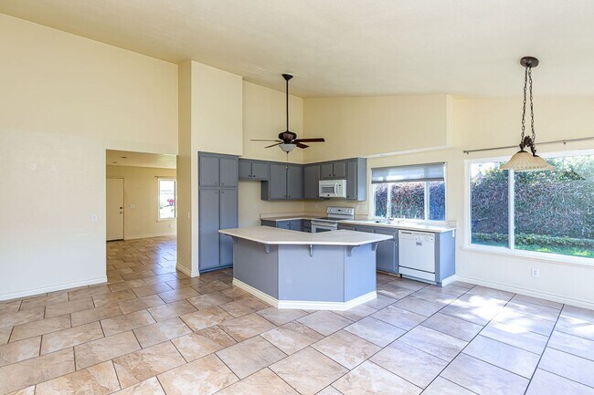 Building Photo - *** STUNNING OCEANSIDE 4/2 HOME , PET FRIE...