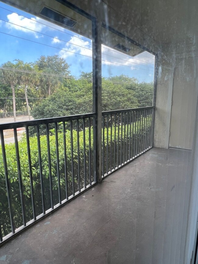 Building Photo - Beautiful Apartment in Gated Community FULL SIZE washer/dryer