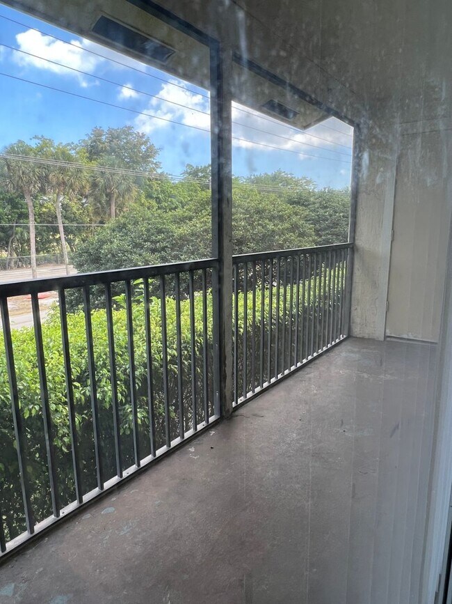Foto del edificio - Beautiful Apartment in Gated Community FULL SIZE washer/dryer