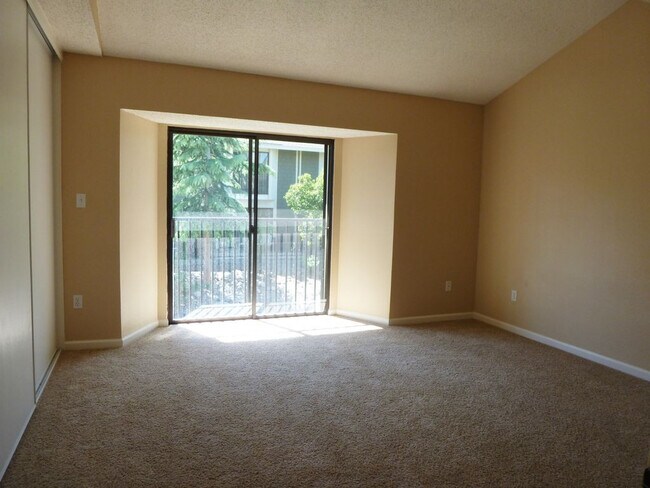 Building Photo - PET FRIENDLY! 2 Bedroom, 1.5 Bathroom Town...