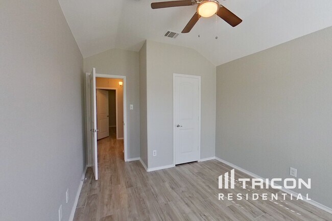 Foto del edificio - 1332 Red River Dr